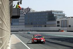 Pepe Oriola, Lukoil Craft-Bamboo Racing, SEAT León TCR takes the checkered flag