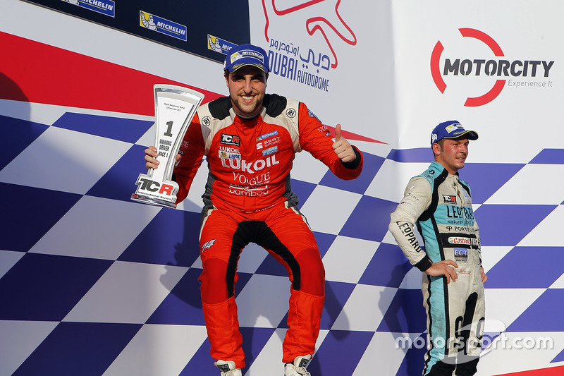 Podio: il vincitore di gara 1 Pepe Oriola, Lukoil Craft-Bamboo Racing, SEAT León TCR