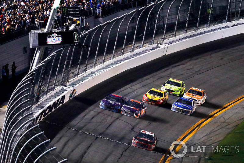 Austin Dillon, Richard Childress Racing Chevrolet Camaro passe sous le drapeau à damier