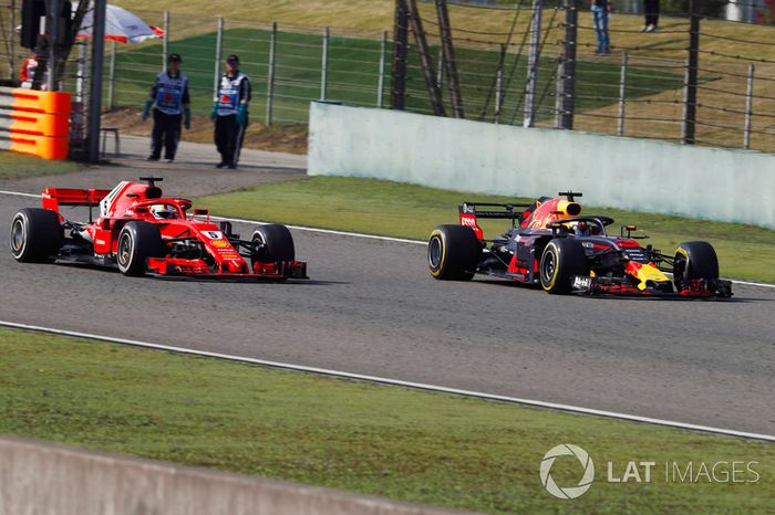 Daniel Ricciardo, Red Bull Racing RB14 Tag Heuer, pasa a Sebastian Vettel, Ferrari SF71H