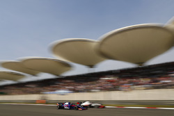 Romain Grosjean, Haas F1 Team VF-18 Ferrari, en lutte avec Pierre Gasly, Toro Rosso STR13 Honda