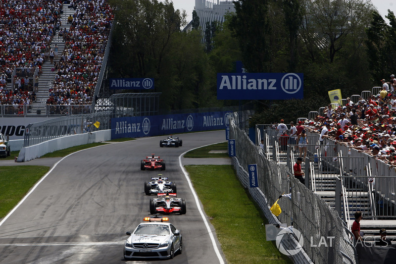 La Safety Car precede Lewis Hamilton, McLaren MP4-23, Robert Kubica, BMW Sauber F1.08, e Kimi Raikkonen, Ferrari F2008