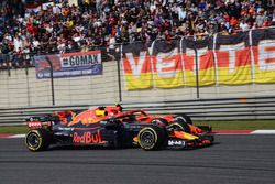 Daniel Ricciardo, Red Bull Racing RB14 et Kimi Raikkonen, Ferrari SF71H battle