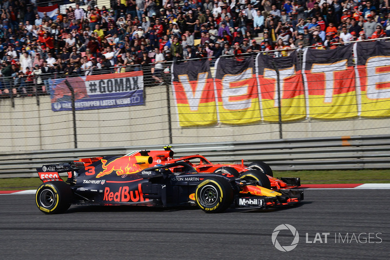 Daniel Ricciardo, Red Bull Racing RB14 et Kimi Raikkonen, Ferrari SF71H battle