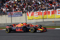 Daniel Ricciardo, Red Bull Racing RB14 and Kimi Raikkonen, Ferrari SF71H battle