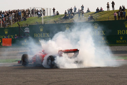 Sebastian Vettel, Ferrari SF71H trompea tras su toque con Max Verstappen, Red Bull Racing RB14