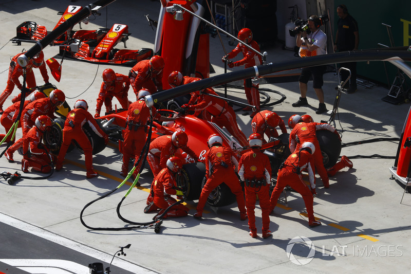 Sebastian Vettel, Ferrari SF71H, en el pit stop