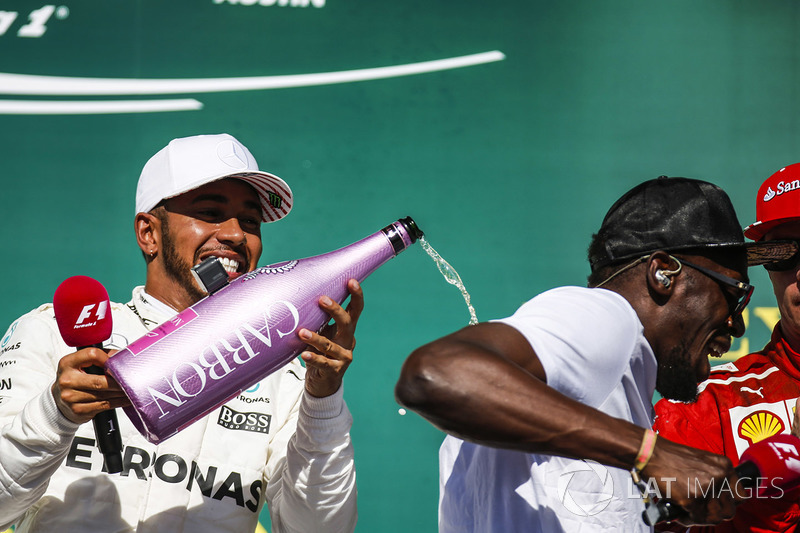 Lewis Hamilton, Mercedes AMG F1 con Usain Bolt sul podio