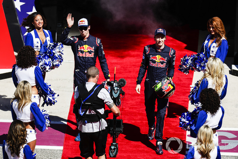Daniil Kvyat, Scuderia Toro Rosso, Brendon Hartley, Scuderia Toro Rosso, pada parade pembalap