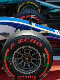 Pneumatici Pirelli e dettaglio del naso della Sauber C36