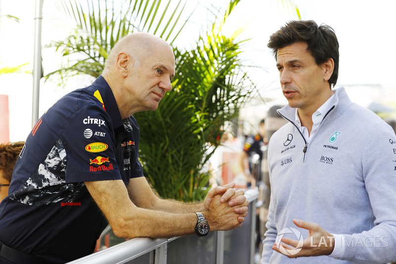 Adrian Newey, director técnico, Red Bull Racing y Toto Wolff, Director Ejecutivo, Mercedes AMG