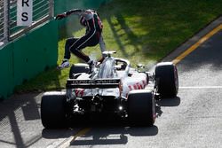 Romain Grosjean, Haas F1 Team VF-18 Ferrari, sort de sa voiture et abandonne