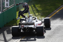 Romain Grosjean, Haas F1 Team VF-18 Ferrari, sort de sa voiture et abandonne