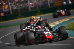 Kevin Magnussen, Haas F1 Team VF-18 Ferrari, voor Max Verstappen, Red Bull Racing RB14 Tag Heuer