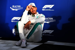 Pole sitter Lewis Hamilton, Mercedes-AMG F1 in parc ferme