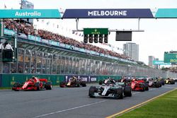 Start: Lewis Hamilton, Mercedes AMG F1 W09 leads