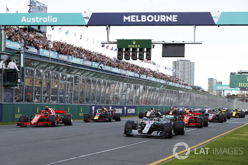 Start: Lewis Hamilton, Mercedes AMG F1 W09 leads