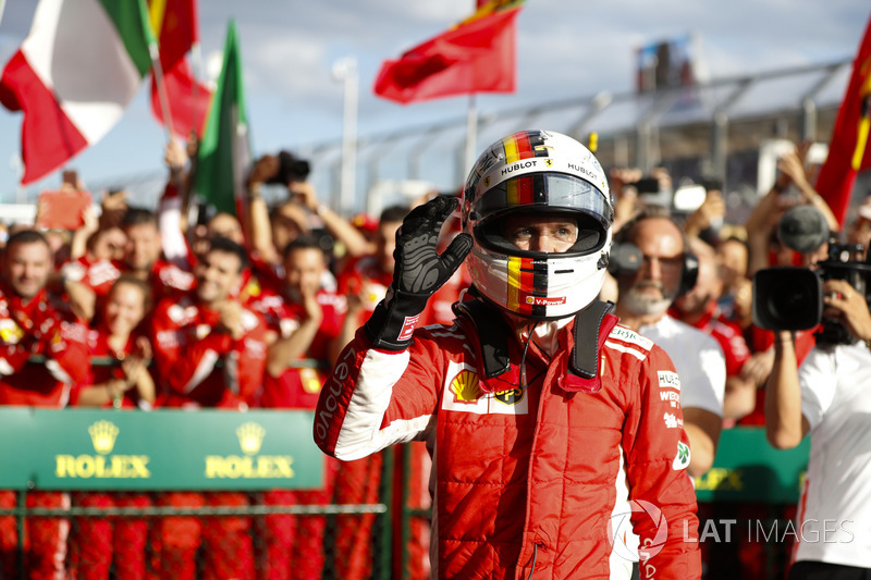 Sebastian Vettel, Ferrari, 1° classificato, festeggia con il team nel parco chiuso