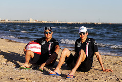 Esteban Ocon, Force India, Sergio Perez, Force India op het strand