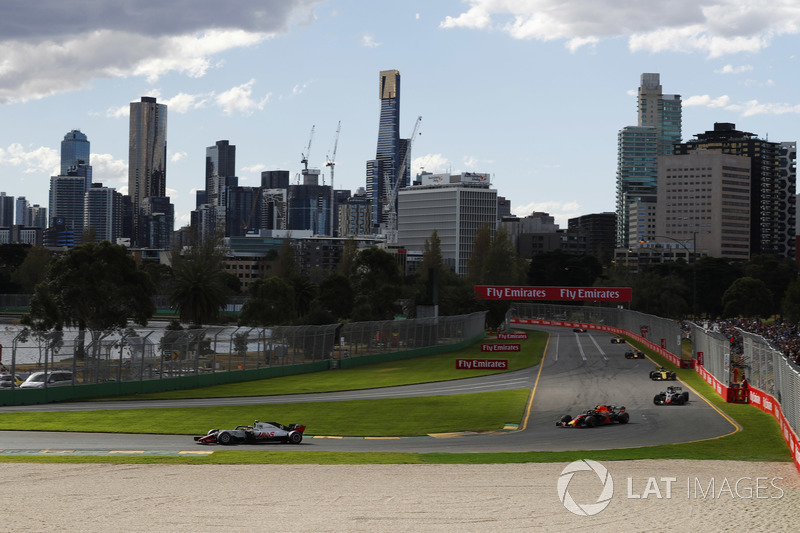 Kevin Magnussen, Haas F1 Team VF-18 Ferrari, Max Verstappen, Red Bull Racing RB14 Tag Heuer, y Romain Grosjean, Haas F1 Team VF-18 Ferrari