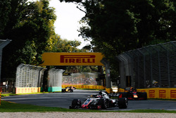 Romain Grosjean, Haas F1 Team VF-18 Ferrari, Daniel Ricciardo, Red Bull Racing RB14 Tag Heuer