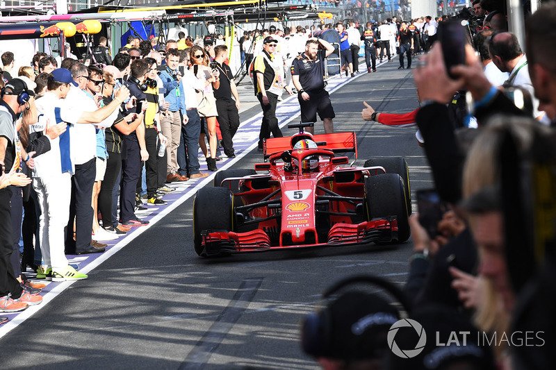 Le vainqueur Sebastian Vettel, Ferrari SF71H arrive dans le Parc Fermé