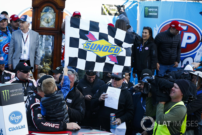 Pemenang balapan, Clint Bowyer, Stewart-Haas Racing, Ford Fusion Haas Automation Demo Day