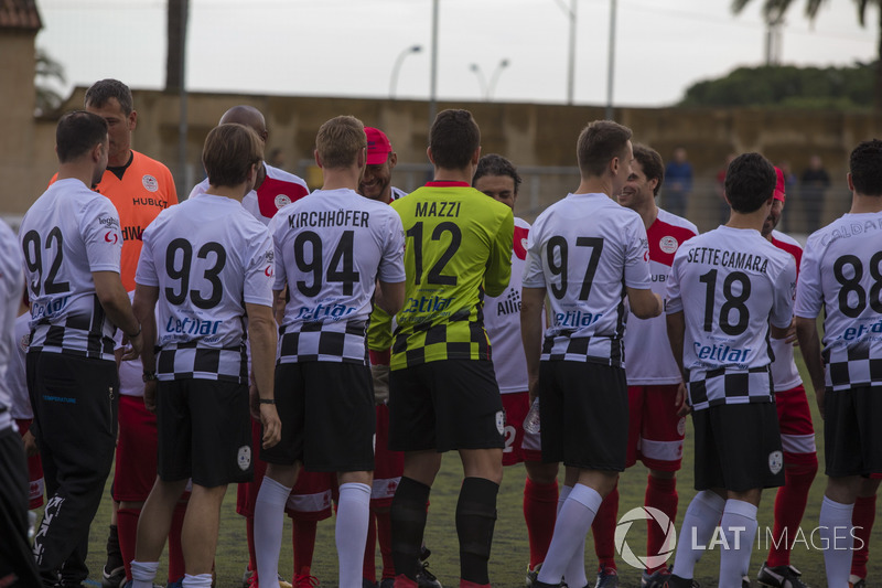 Los jugadores se saludan