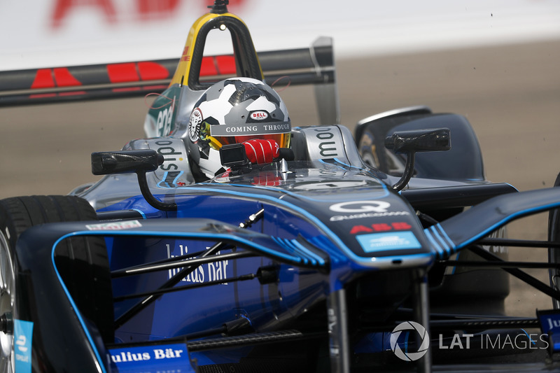 Jon Olsson, sciatore, in pista con una Formula E