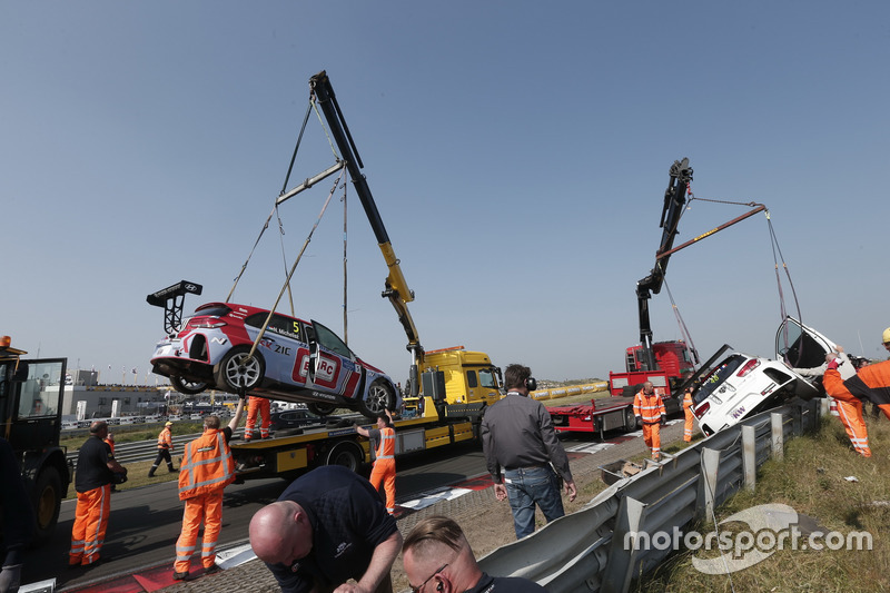 Le auto di Norbert Michelisz, BRC Racing Team Hyundai i30 N TCR e Yvan Muller, YMR Hyundai i30 N TCR dopo l'incidente
