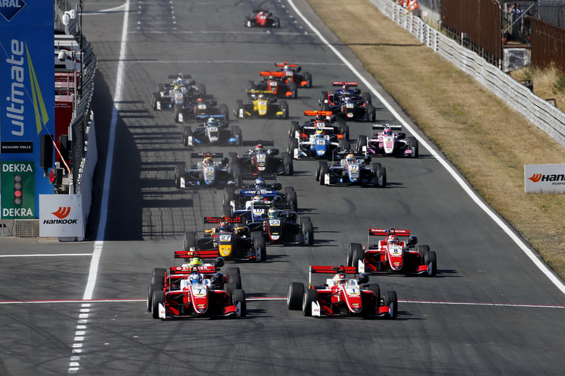Inicio de la carreraRalf Aron, PREMA Theodore Racing Dallara F317 - Mercedes-Benz leads