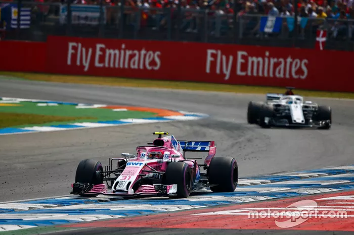Esteban Ocon, Force India VJM11, delante de Marcus Ericsson, Sauber C37