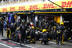 Carlos Sainz Jr., Renault Sport F1 Team R.S. 18, makes a pit stop