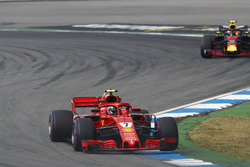 Kimi Raikkonen, Ferrari SF71H, devant Max Verstappen, Red Bull Racing RB14