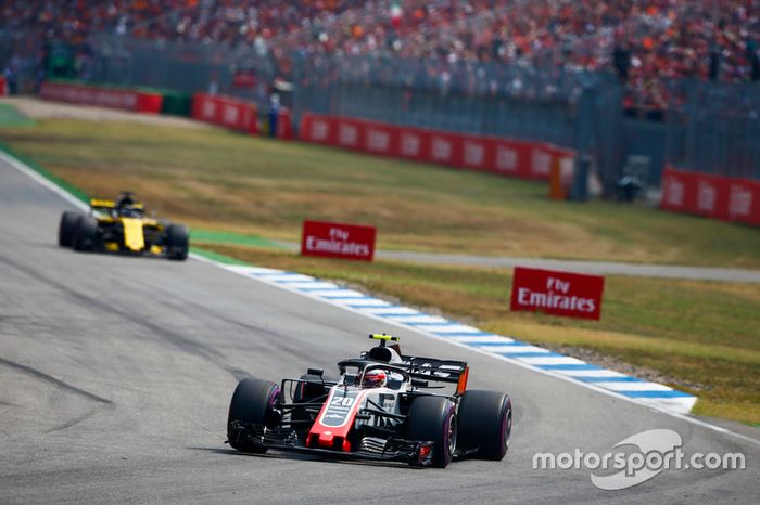 Kevin Magnussen, Haas F1 Team VF-18, Nico Hulkenberg, Renault Sport F1 Team R.S. 18