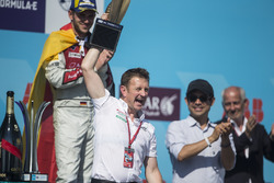 Allan McNish, Team Principal, Audi Sport Abt Schaeffler, festeggia