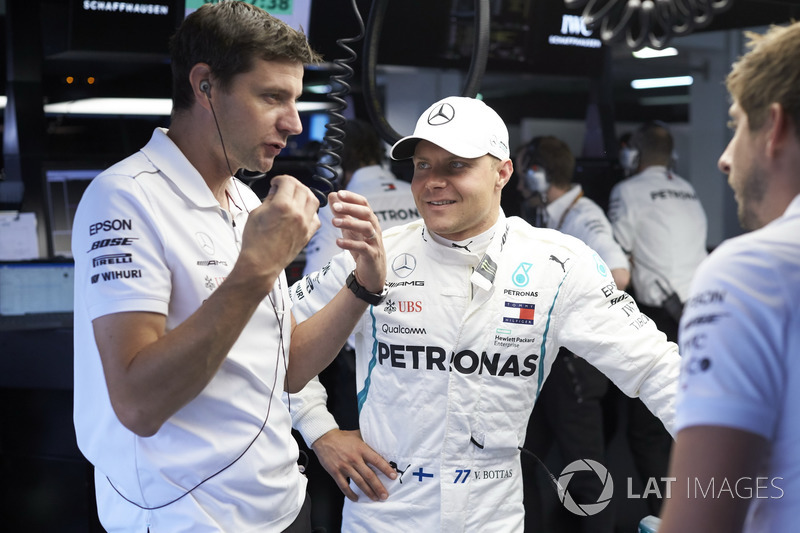 Valtteri Bottas, Mercedes AMG F1, with his engineers
