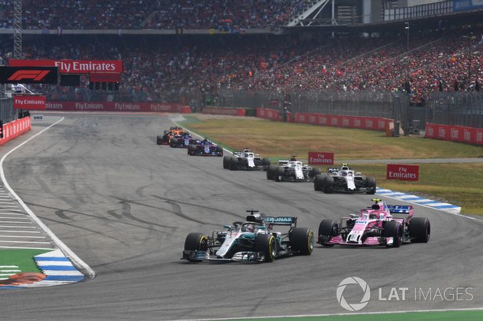 Lewis Hamilton, Mercedes-AMG F1 W09 y Esteban Ocon, Force India VJM11
