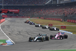 Lewis Hamilton, Mercedes-AMG F1 W09 et Esteban Ocon, Force India VJM11