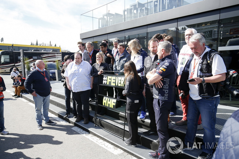 The paddock pay tribute to commentator Henry Hope-Frost after he tragically passed away