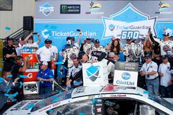 Kevin Harvick, Stewart-Haas Racing, Ford Fusion Jimmy John's pours out a beer on his rear window in victory lane