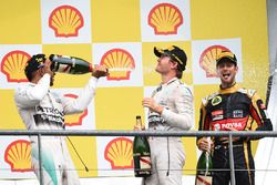 Podio: il vincitore della gara Lewis Hamilton, Mercedes AMG F1, il secondo classificato Nico Rosberg, Mercedes AMG F1 e il terzo classificato Romain Grosjean, Lotus F1 Team