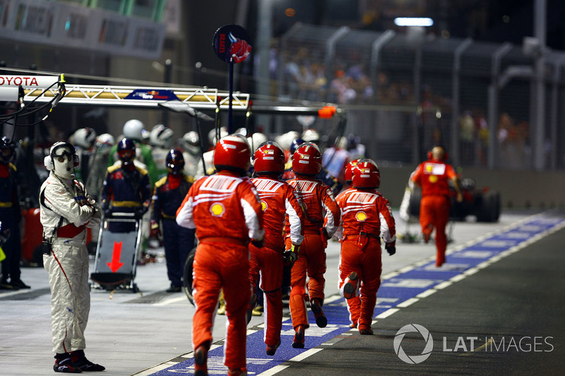 Los mecánicos de Ferrari van a buscar a Felipe Massa, Ferrari F2008