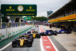 Nico Hulkenberg, Renault Sport F1 Team RS17, Brendon Hartley, Scuderia Toro Rosso STR12, Carlos Sain