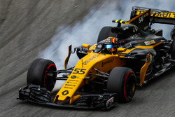 Carlos Sainz Jr., Renault Sport F1 Team RS17, locks his brakes