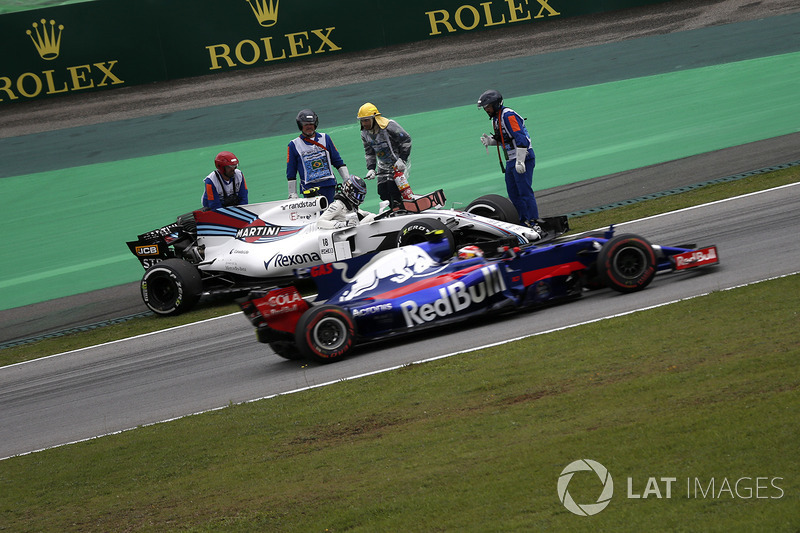 Pierre Gasly, Scuderia Toro Rosso STR12 pasa el coche de Lance Stroll, Williams FW40 detenido en la PL3