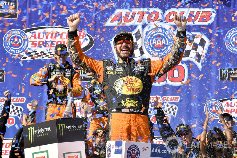 Il vicitore della gara Martin Truex Jr., Furniture Row Racing, Toyota Camry Bass Pro Shops/5-hour ENERGY