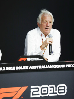 Charlie Whiting, director de carrera de la FIA, habla durante la conferencia de prensa