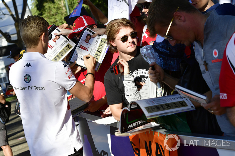 Marcus Ericsson, Sauber signs autographs for the fans