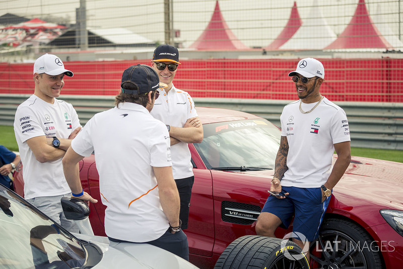 Fernando Alonso, McLaren, Valtteri Bottas, Mercedes-AMG F1, Lewis Hamilton, Mercedes-AMG F1 y Stoffel Vandoorne, McLaren con los coches de Pirelli Hot Laps